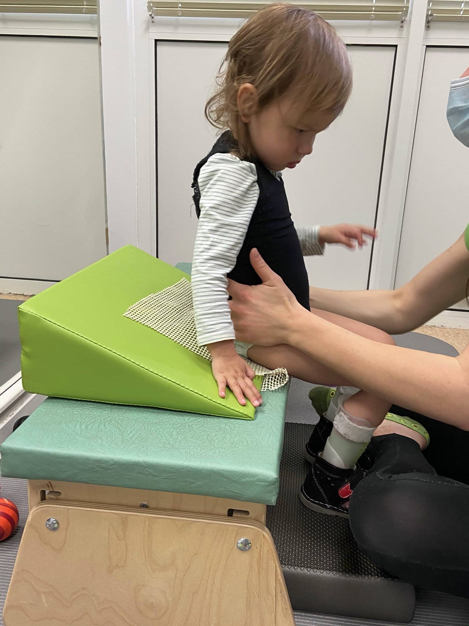 Maryla stoi przy zielonym klinie podczas zajęć rehabilitacyjnych