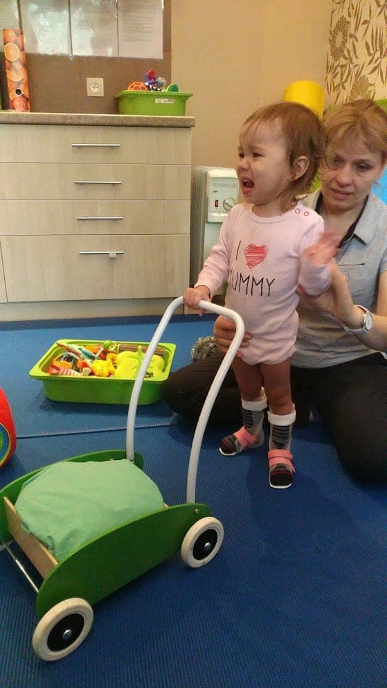 Maryla z pchaczką-wózkiem podczas zajęć
