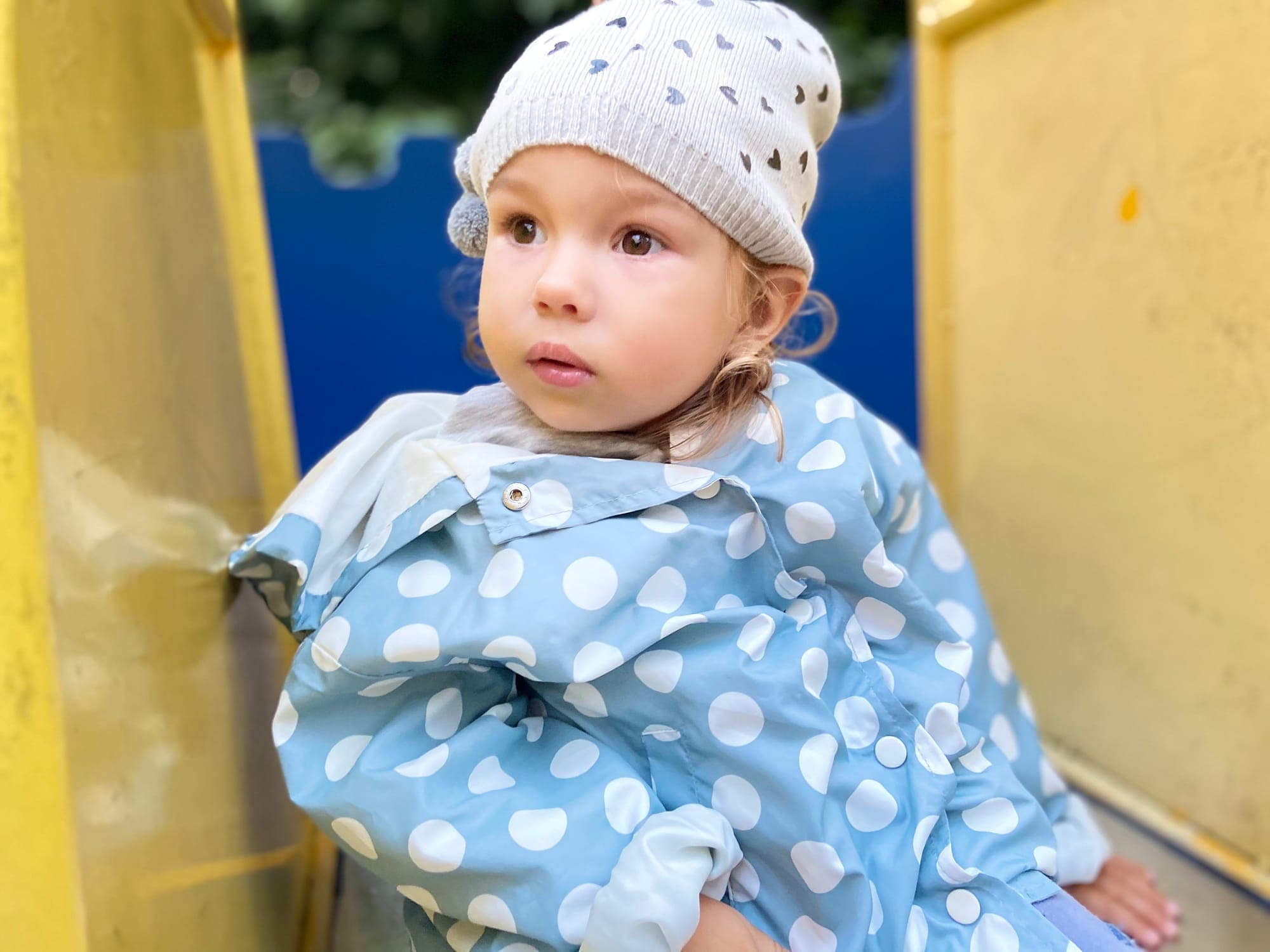Maryla w czapeczce i błękitnym płaszczyku w kropki
