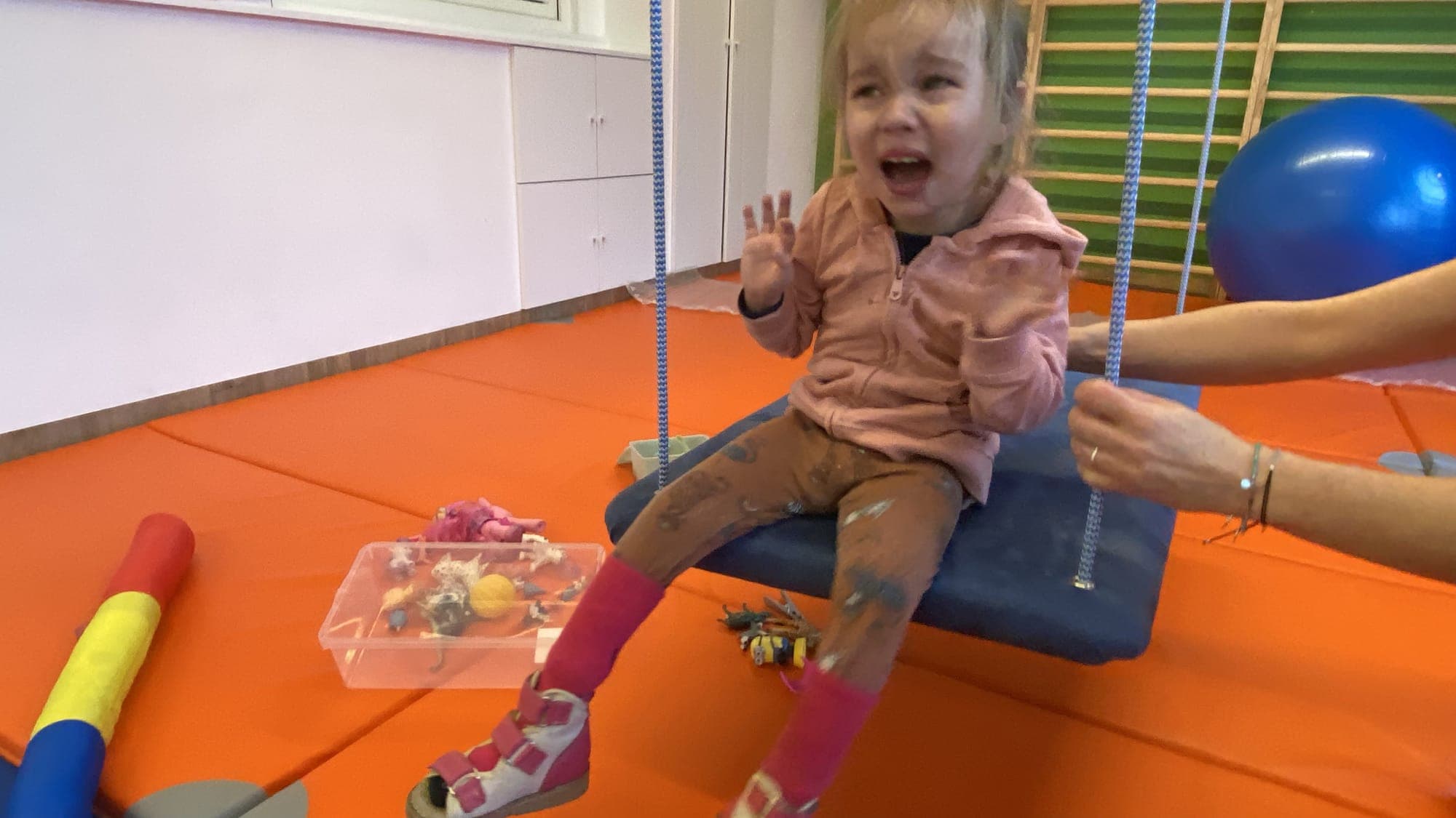 Maryla na huśtawce w sali terapeutycznej