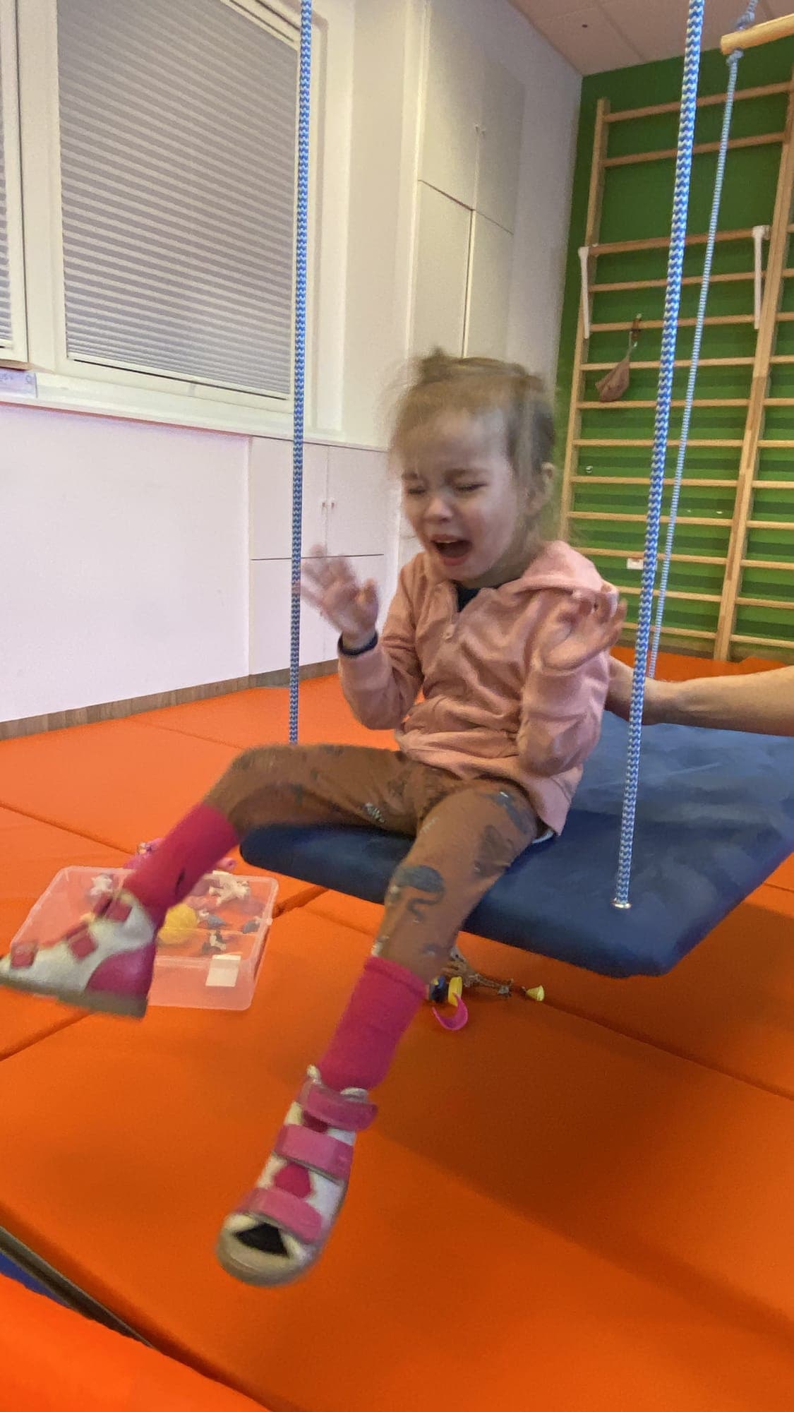 Maryla na huśtawce w sali z drabinkami i piłką