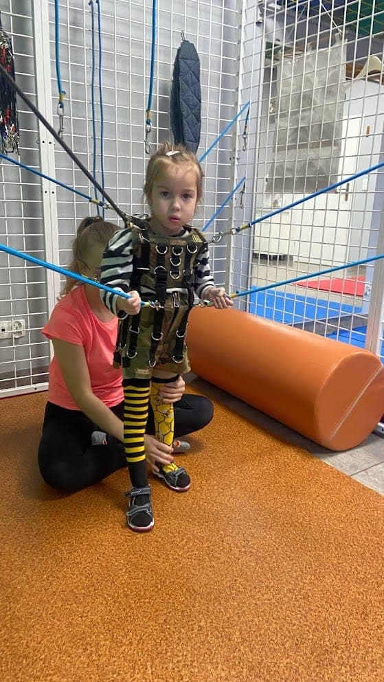 Maryla w uprzęży w sali terapeutycznej